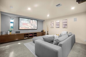 Smart-TV, Kamin, Arbeitsbereiche