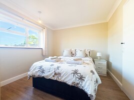 3 多间卧室、免费 WiFi、床单