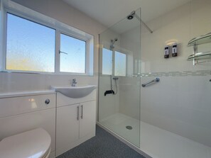 Shower, towels - House - Sleeps 7, Private Garden & Parking (Basildon)