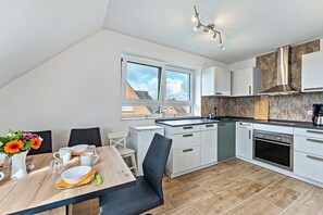 Fridge, oven, stovetop, dishwasher