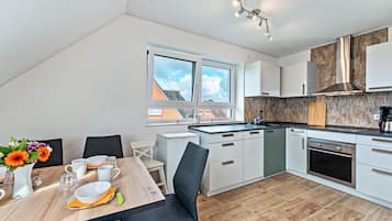 Fridge, oven, stovetop, dishwasher