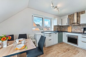 Een koelkast, een oven, een kookplaat, een vaatwasser