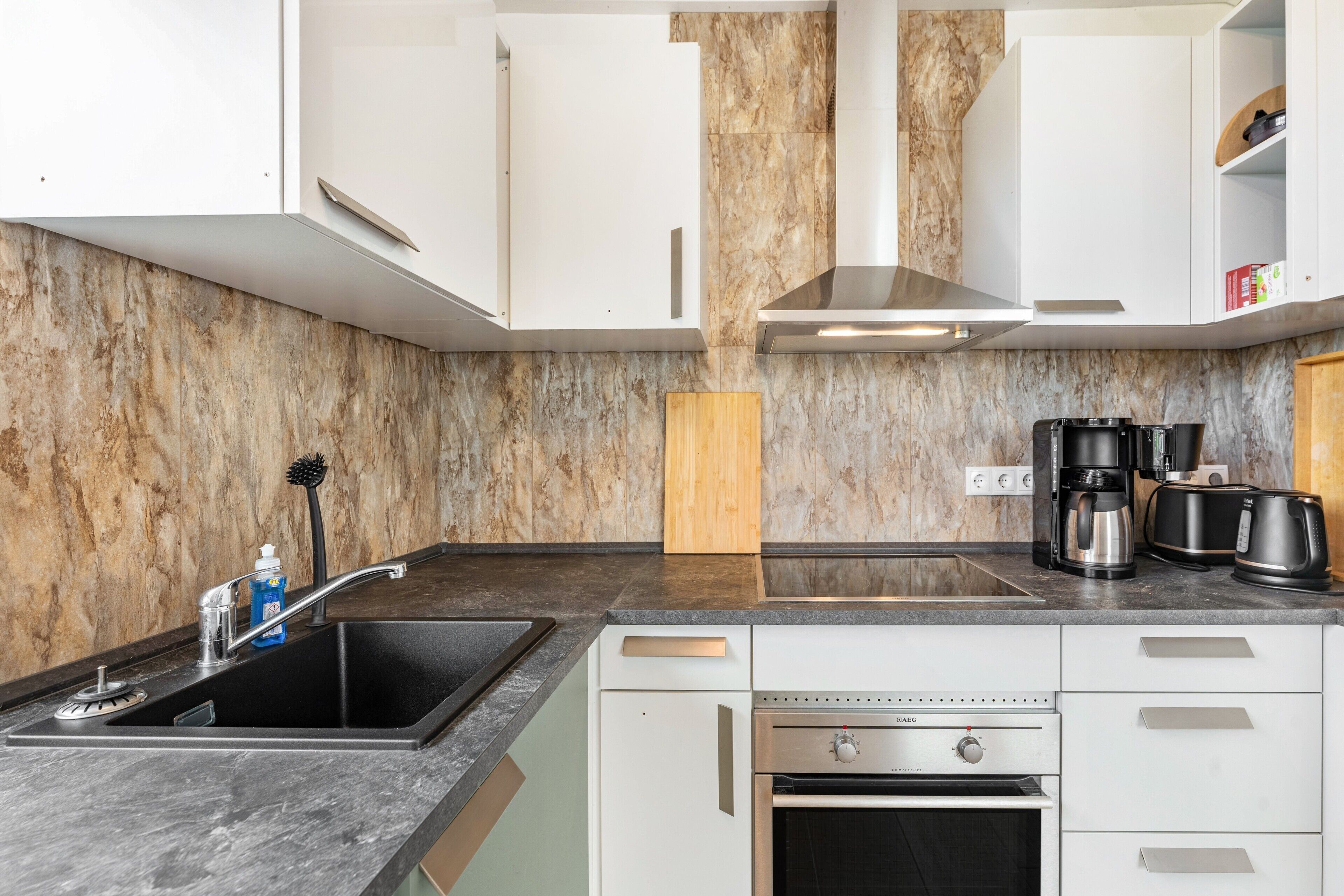 Een koelkast, een oven, een kookplaat, een vaatwasser