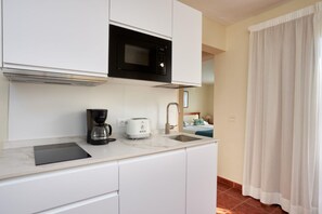 Mikrowelle, Herdplatte, Wasserkocher mit Kaffee-/Teezubehör, Toaster