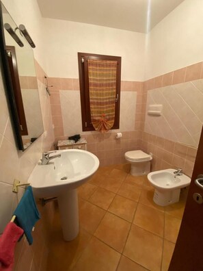 Appartement, 4 slaapkamers, balkon, uitzicht op tuin | Badkamer