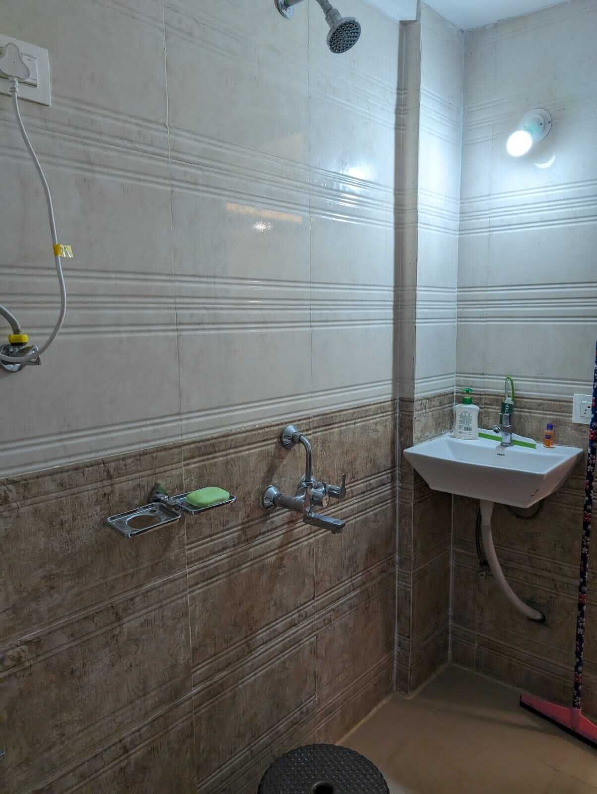 Executive Apartment, Balcony | Bathroom | Shower, rainfall showerhead, soap, shampoo