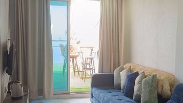 Deluxe-Apartment, Balkon, Meerblick | Wohnbereich