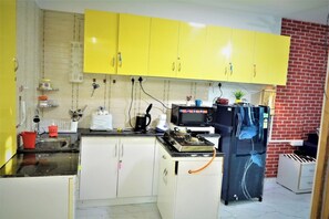 Frigobar, lavavajillas, cafetera/tetera, utensilios de cocina