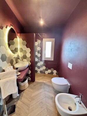 Haartrockner, Bidet, Handtücher, Seife