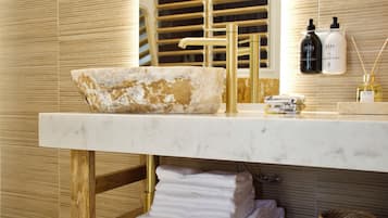 غرفة ديلوكس مزدوجة أو بسريرين منفصلين - بمنظر للمسبح (Terre de Sienne) | حمام | تجهيزات دش، مجففات شعر، مناشف، صابون