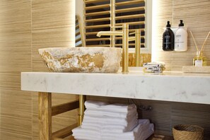 Chambre Deluxe Double ou avec lits jumeaux, vue piscine (Terre de Sienne) | Salle de bain