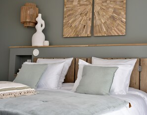 Deluxe kamer, 1 twee- of 2 eenpersoonsbedden, uitzicht op zwembad (Terre de Jade) | Een kluis op de kamer, een strijkplank/strijkijzer, gratis wifi