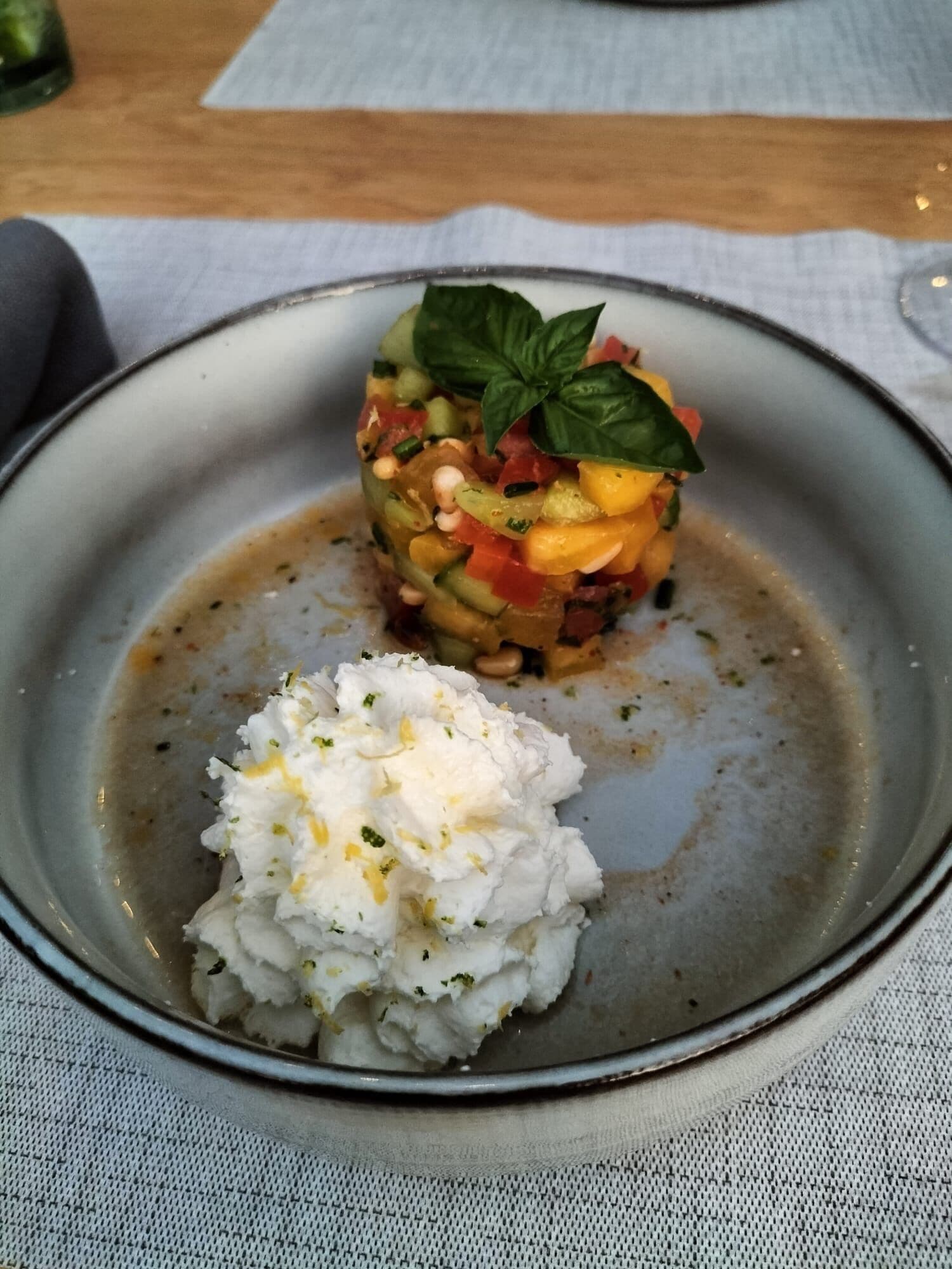 Um prato com uma salada de legumes colorida e purê de batatas.