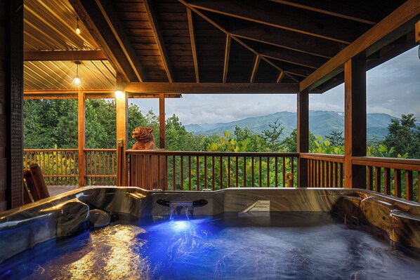 Outdoor spa tub