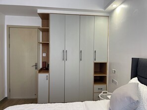 1 habitación, tabla de planchar con plancha, wifi y ropa de cama