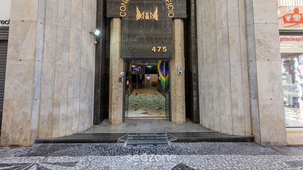 The entrance to a building with a stone facade and a sign reading "CONDOMINIO EDIFICIO 475". - Complete Studio in Curitiba Eda0001 (Curitiba)