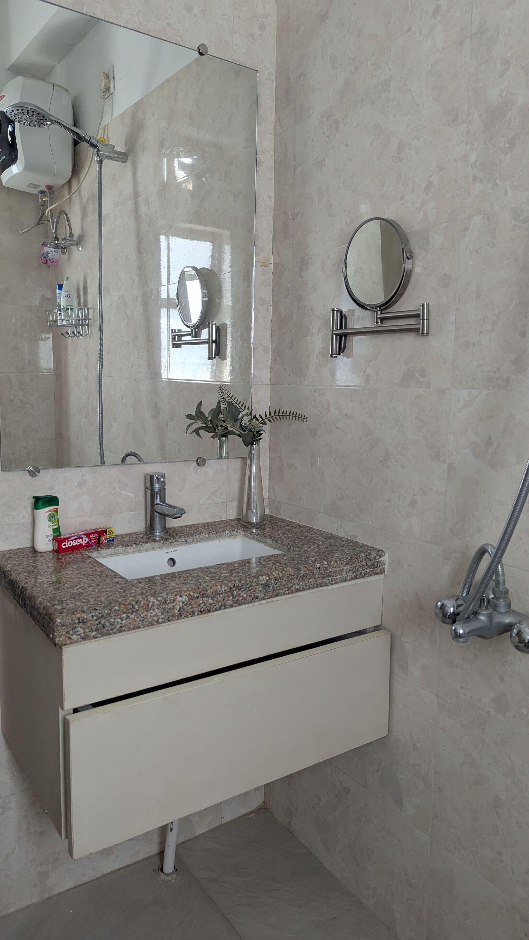 Douche, sèche-cheveux, bidet, serviettes fournies