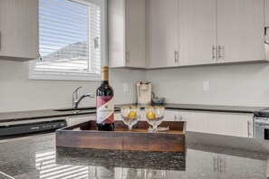 冷蔵庫、電子レンジ、オーブン、コンロ