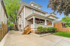 Exterior - Niagara Falls 3BR | Theatre + Chef’s Griddle (Niagara Falls)