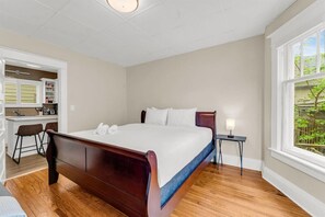 3 bedrooms, desk, iron/ironing board, travel crib - Niagara Falls 3BR | Theatre + Chef’s Griddle (Niagara Falls)