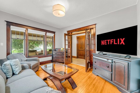 TV - Niagara Falls 3BR | Theatre + Chef’s Griddle (Niagara Falls)