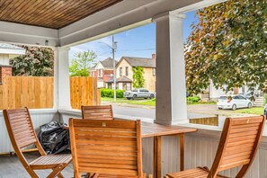 Outdoor dining - Niagara Falls 3BR | Theatre + Chef’s Griddle (Niagara Falls)