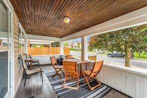 Outdoor dining - Niagara Falls 3BR | Theatre + Chef’s Griddle (Niagara Falls)