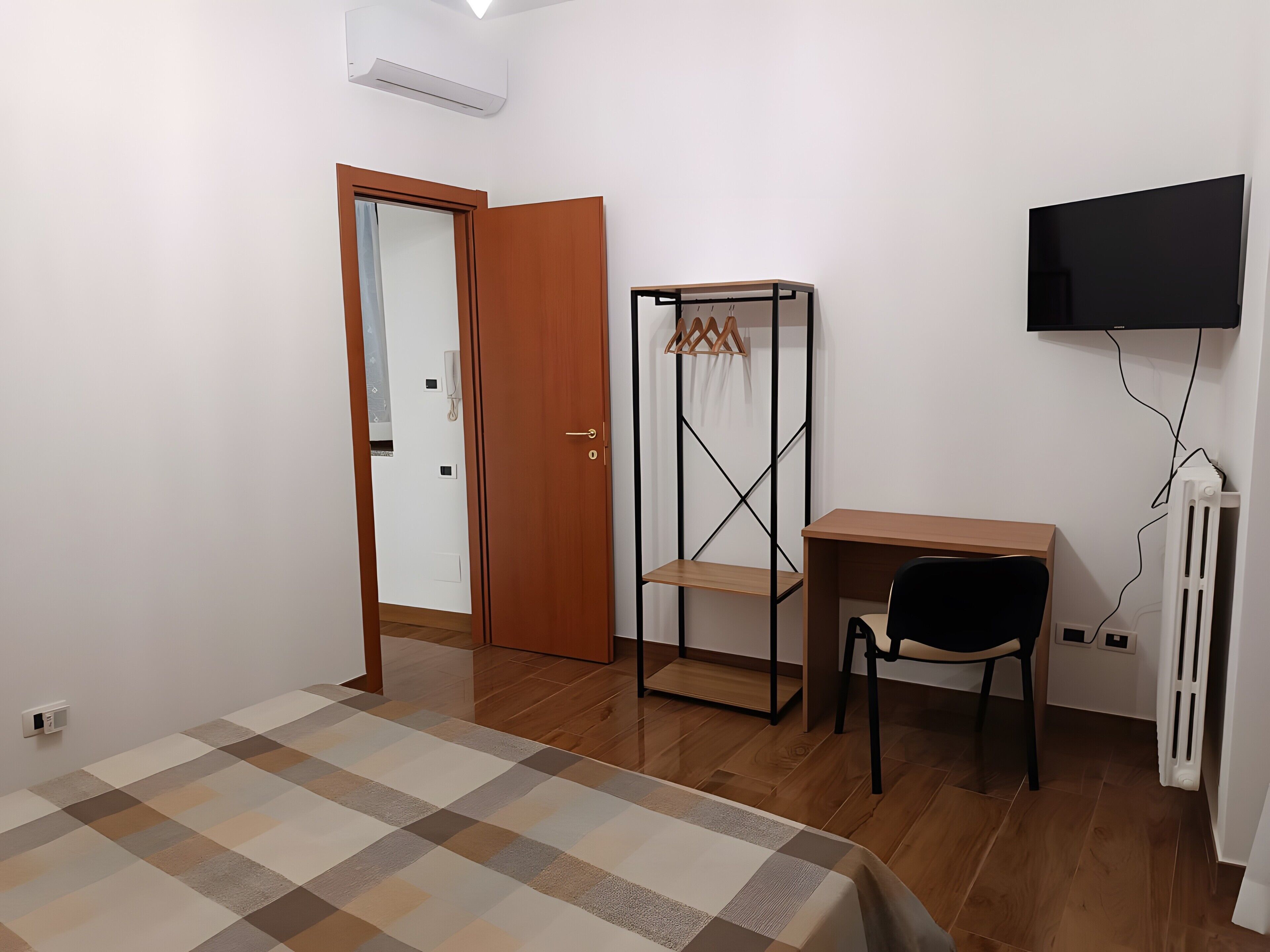 2 camere, una scrivania, Wi-Fi, lenzuola