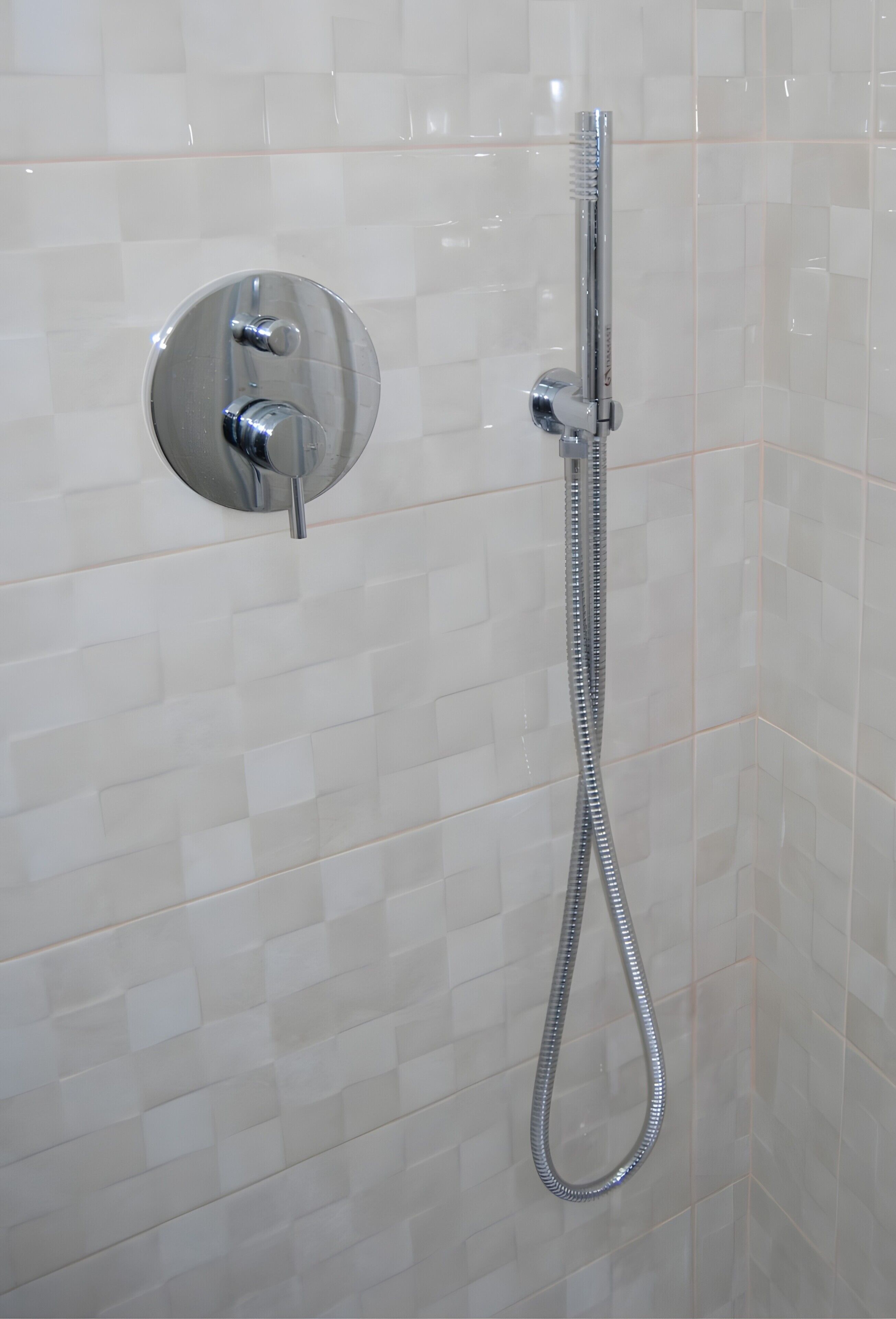 Douche, articles de toilette gratuits, sèche-cheveux