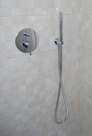 Ducha, artículos de tocador gratuitos, secador de pelo, toallas