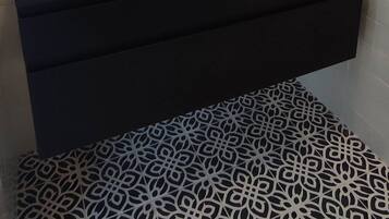 Een haardroger, handdoeken, zeep, toiletpapier