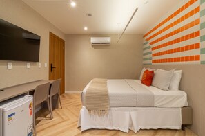 Tabla de planchar con plancha, wifi gratis y ropa de cama