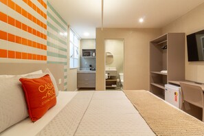 Tabla de planchar con plancha, wifi gratis, ropa de cama