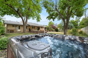 Bañera de hidromasaje al aire libre