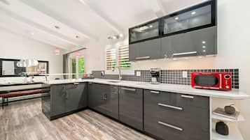 Een koelkast, een magnetron, een oven, een kookplaat