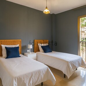 3 bedrooms, iron/ironing board, WiFi, bed sheets