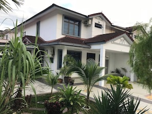 Exterior - Spacious 4-bedroom House in Tebrau City, Johor Bahru (Johor Bahru)