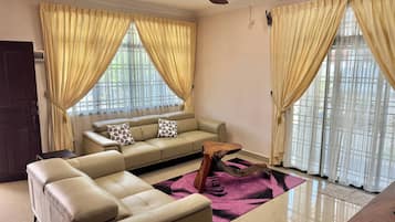 House, 4 Bedrooms, Smoking | Living area | Books