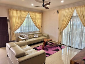 Talo, 4 makuuhuonetta, tupakointi sallittu | Oleskelualue | Kirjoja