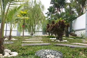 Garden - Spacious 4-bedroom House in Tebrau City, Johor Bahru (Johor Bahru)