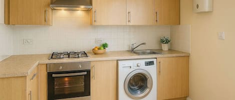 Lemari es, microwave, oven, dan kompor