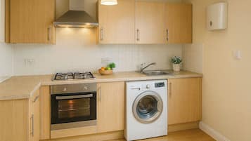 Frigorífico, microondas, horno y placa de cocina