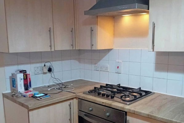 Frigorifero, forno, piano cottura, bollitore elettrico