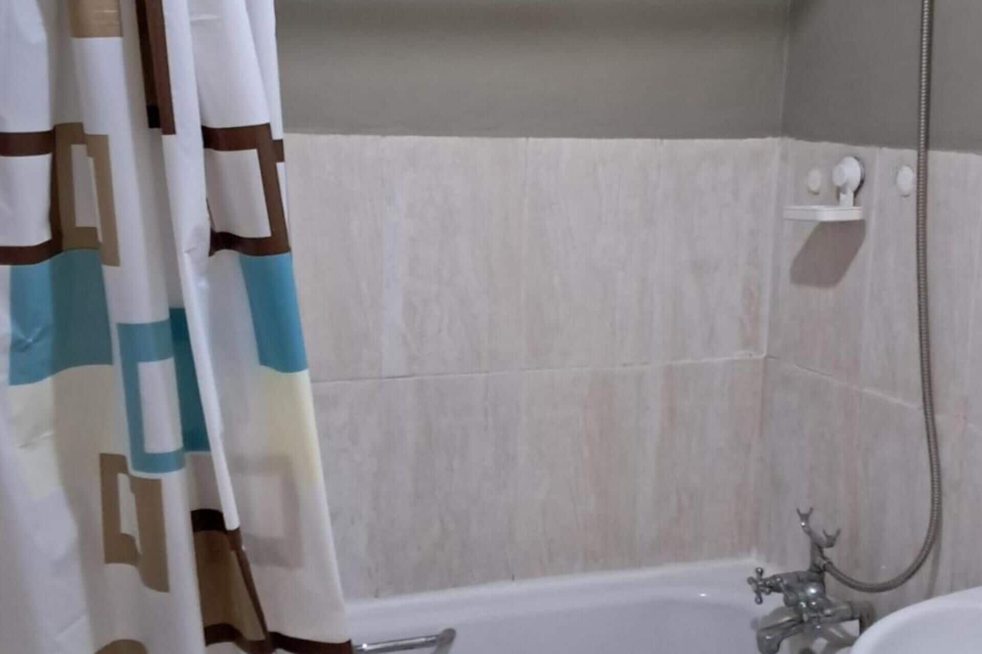 Combined shower/tub, deep soaking tub, towels