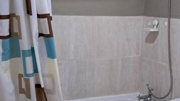 Combined shower/tub, deep soaking tub, towels