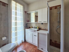 Douche, sĂšche-cheveux, bidet, serviettes fournies