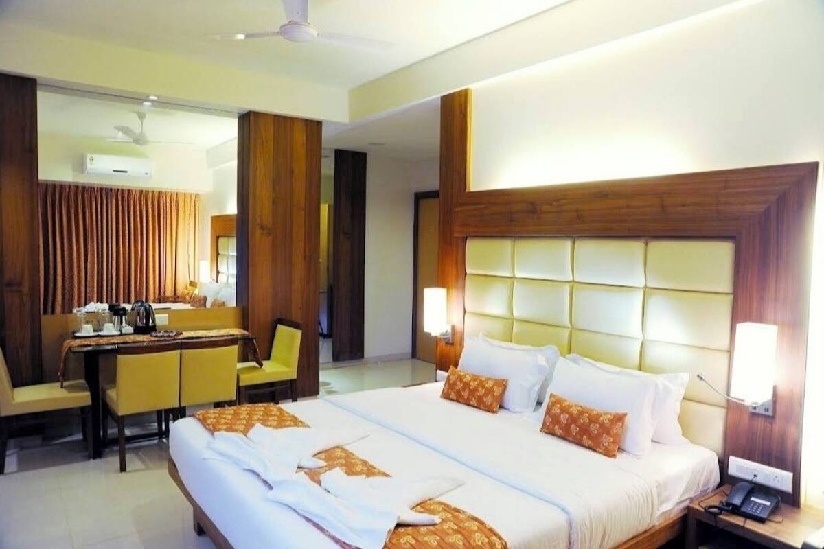 Deluxe Room, Sea View | Desk, laptop workspace, free WiFi