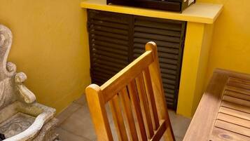 House, 5 Bedrooms, Smoking, Balcony | Outdoor dining