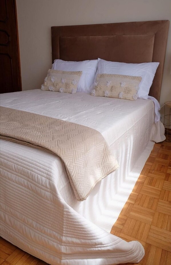 5 bedrooms - Charming Vila do Conde Holiday Home With Garden and Ocean Views (Vila do Conde)