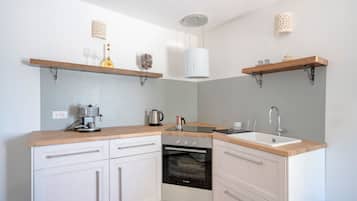 Kühlschrank, Herdplatte, Kochgeschirr/Geschirr/Besteck